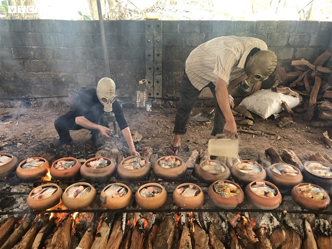 Cá kho trên bếp lửa khoảng 12-16 tiếng. Khi nồi cá sôi, người đun sẽ thêm nước cốt chanh và cho kẹo đắng vào. Nước chanh vắt vào cá kho khi lửa lớn sẽ giúp thịt cá mềm nhanh.