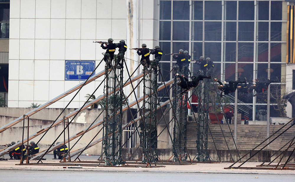 Canh dien tap bao ve Dai hoi Dang, chong khung bo bat coc con tin-Hinh-5