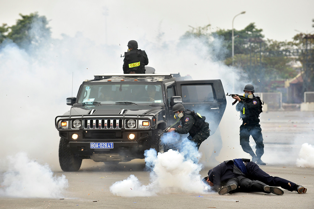 Canh dien tap bao ve Dai hoi Dang, chong khung bo bat coc con tin-Hinh-3