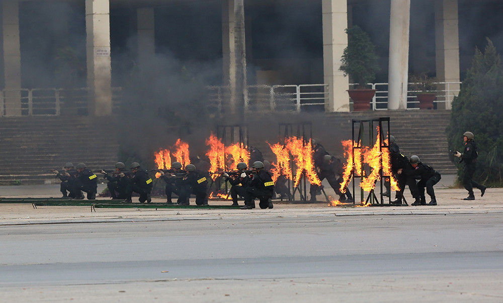 Canh dien tap bao ve Dai hoi Dang, chong khung bo bat coc con tin-Hinh-6