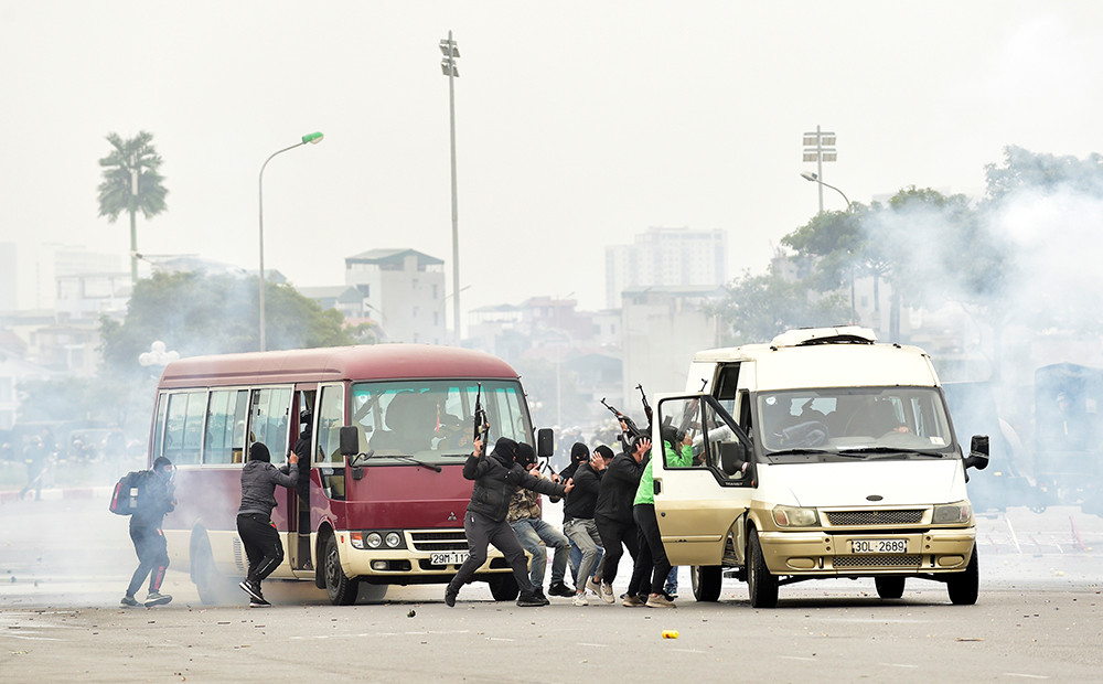 Canh dien tap bao ve Dai hoi Dang, chong khung bo bat coc con tin-Hinh-12