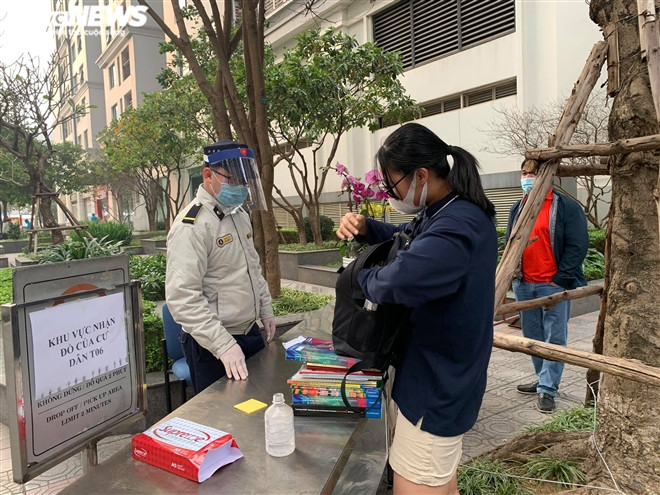 Hàng hoá sẽ được kiểm tra cẩn thận, nếu không phải nhu yếu phẩm sẽ không được gửi vào trong.