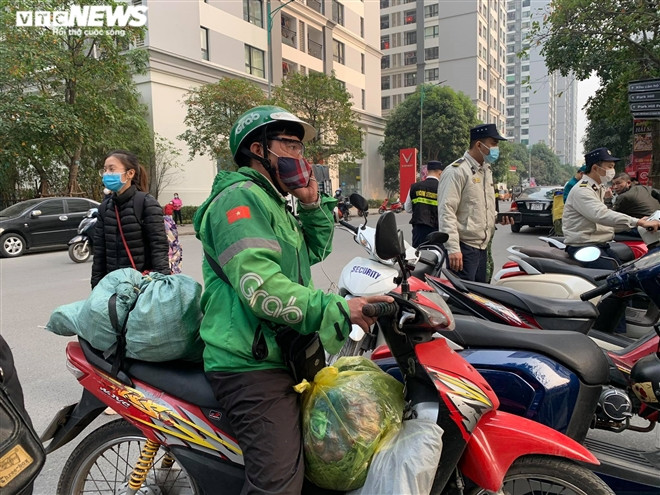 Hàng hoá cũng được chuyển qua nhân viên giao hàng, chủ yếu là rau củ và hoa quả.