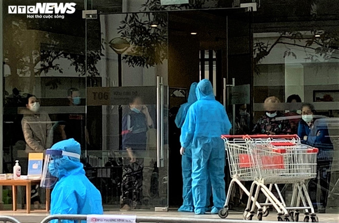 Nhiều cư dân toà nhà T6 tập trung dưới sảnh để nhận hàng tiếp tế.