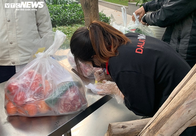 Sau khi được kiểm tra, người gửi hàng hoá sẽ ghi phiếu, xác nhận thực phẩm chuyển vào cùng tên, số phòng người nhận để nhân viên bảo vệ mang vào trong.