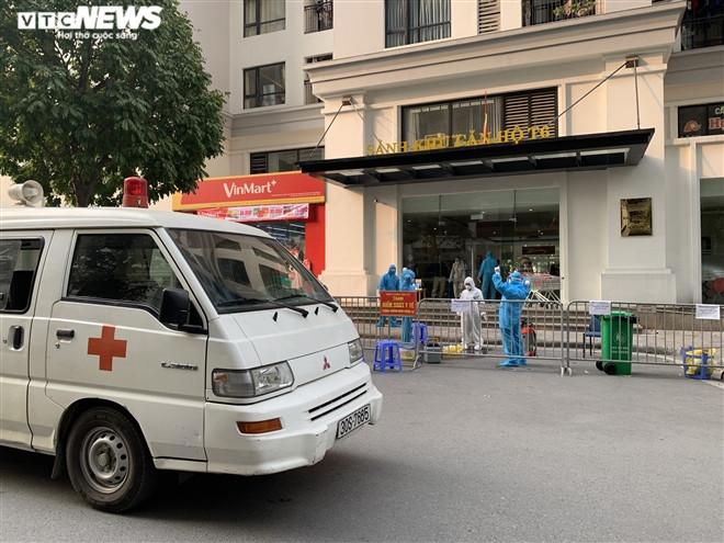 Người dân cho biết tuy nhu yếu phẩm phục vụ cho cư dân sống trong toà nhà T6 vẫn được đảm bảo nhưng họ vẫn gửi hàng hoá vào "cho yên tâm" vì thời gian cách ly dài ngày