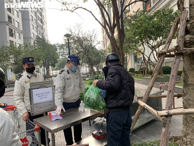 Sau lệnh phong toả, nhiều người đã tập trung tiếp tế nhu yếu phẩm cho người dân sống trong toà nhà T6.