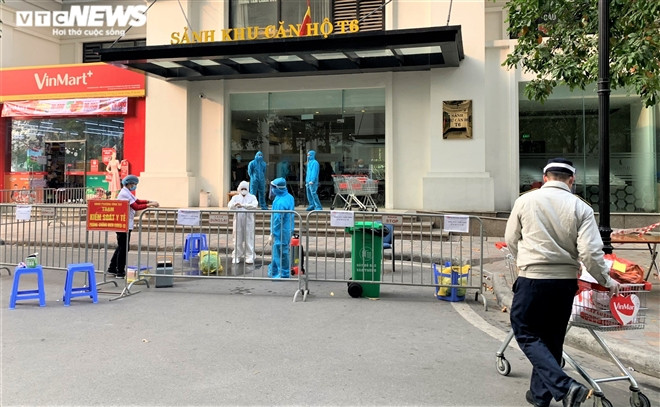 Hàng tiếp tế được vận chuyển qua 2 vòng. Sau khi được chuyển qua bảo vệ ở vòng ngoài, nhu yếu phẩm được chuyển vào vòng trong để khử khuẩn sau đó được chuyển cho người dân sống trong toà nhà.