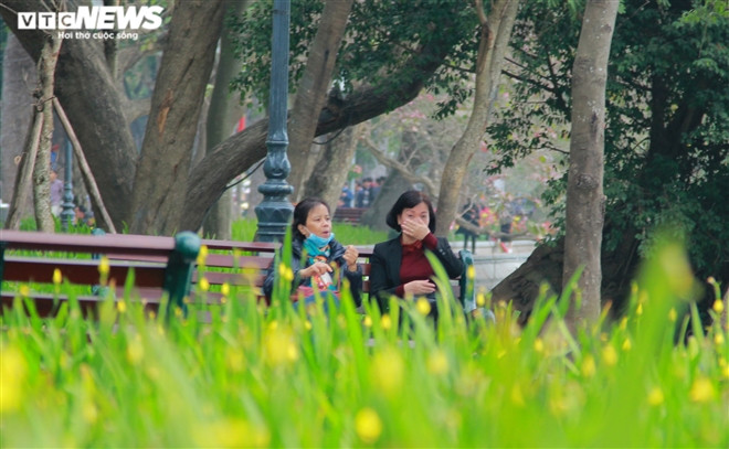 "Tôi đeo khẩu trang thấy ngột ngạt quá nên bỏ ra một lúc", người phụ nữ (bên phải hình) chia sẻ khi được hỏi về việc tại sao không đeo khẩu trang để phòng bệnh.