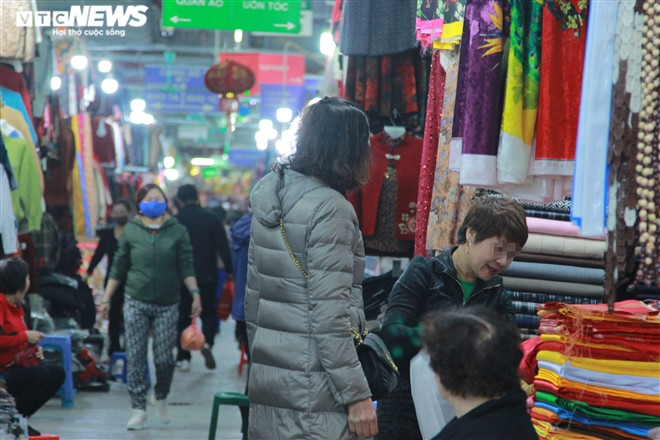 Tại khu vực trung tâm thương mại Chợ Mơ (Hai Bà Trưng, Hà Nội), trong khi nhiều khách hàng đeo khẩu trang thì chủ quầy lại vô tư không đeo. "Ban quản lý chợ cũng tuyên truyền nhắc nhở các tiểu thương ở đây suốt nhưng tôi không hiểu sao họ lại không đeo", một tiểu thương chia sẻ.