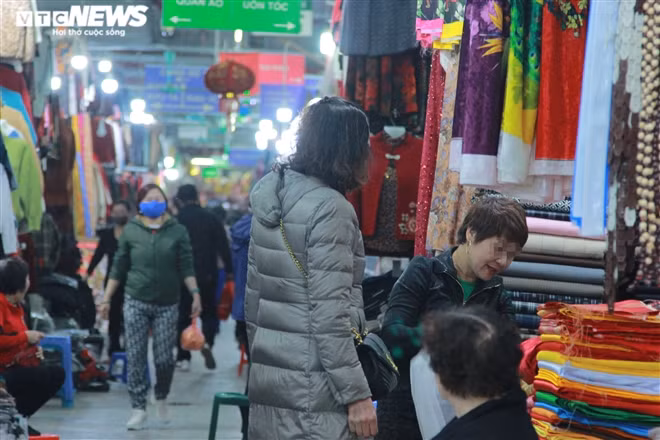 Tại khu vực trung tâm thương mại Chợ Mơ (Hai Bà Trưng, Hà Nội), trong khi nhiều khách hàng đeo khẩu trang thì chủ quầy lại vô tư không đeo. "Ban quản lý chợ cũng tuyên truyền nhắc nhở các tiểu thương ở đây suốt nhưng tôi không hiểu sao họ lại không đeo", một tiểu thương chia sẻ.