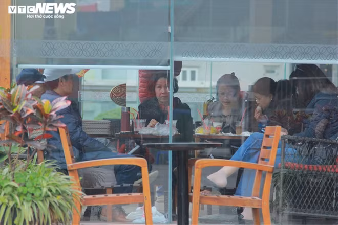 Các quán cà phê vẫn đông người nhưng hầu hết họ đều không đeo khẩu trang và ngồi gần nhau.