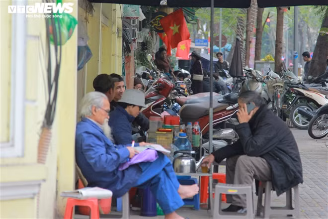 Người dân vẫn vô tư tụ tập ngồi uống nước, hút chung điếu cày ở hàng quán vỉa hè giữa mùa dịch.