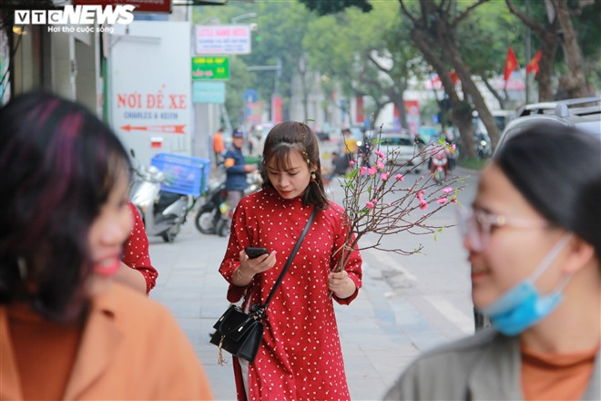 "Tôi biết là dịch COVID-19 nguy hiểm nên tôi chụp xong vài bức ảnh sẽ đeo khẩu trang luôn", cô gái chia sẻ trong lúc dạo phố chụp hình ngày giáp Tết.