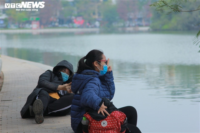 Trong khi đó, đôi bạn trẻ này vẫn hăng say tạo dáng chụp ảnh khi đeo khẩu trang bởi họ cho rằng đây là cách tốt nhất để bảo vệ sức khỏe cho bản thân. "Theo tôi, việc đeo khẩu trang khi chụp ảnh thì quan trọng vẫn là thần thái, biểu cảm chứ khuôn mặt chỉ là một phần. Bên cạnh đó, dịch bệnh không trừ một ai, có thể người bạn chụp ảnh cho tôi nhiễm COVID-19 thì sao?", bạn Nguyễn Thị Tú (ở Quy Nhơn, Bình Định) nói.