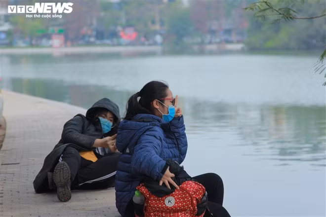 Trong khi đó, đôi bạn trẻ này vẫn hăng say tạo dáng chụp ảnh khi đeo khẩu trang bởi họ cho rằng đây là cách tốt nhất để bảo vệ sức khỏe cho bản thân. "Theo tôi, việc đeo khẩu trang khi chụp ảnh thì quan trọng vẫn là thần thái, biểu cảm chứ khuôn mặt chỉ là một phần. Bên cạnh đó, dịch bệnh không trừ một ai, có thể người bạn chụp ảnh cho tôi nhiễm COVID-19 thì sao?", bạn Nguyễn Thị Tú (ở Quy Nhơn, Bình Định) nói.