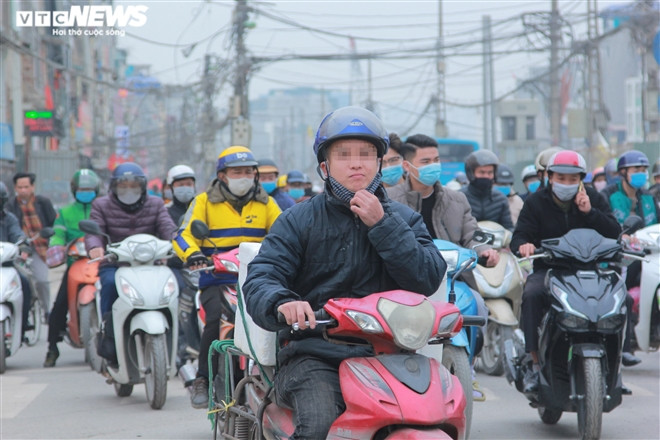 Dù có khẩu trang nhưng tài xế này lại không đeo, chỉ khi thấy ống kính của phóng viên thì người này mới vội kéo khẩu trang lên.