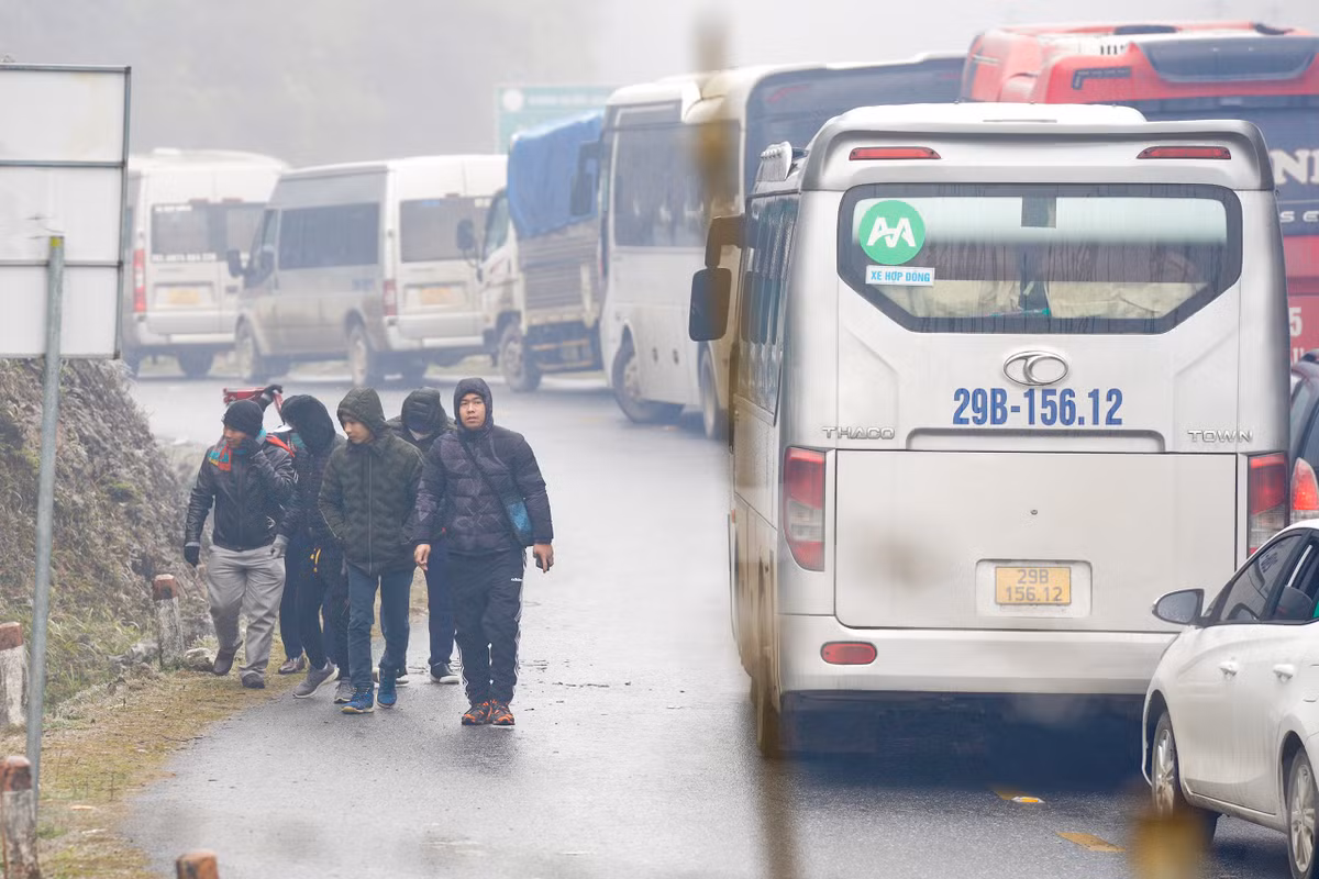 Ket xe tren duong len cong troi Sa Pa-Hinh-2