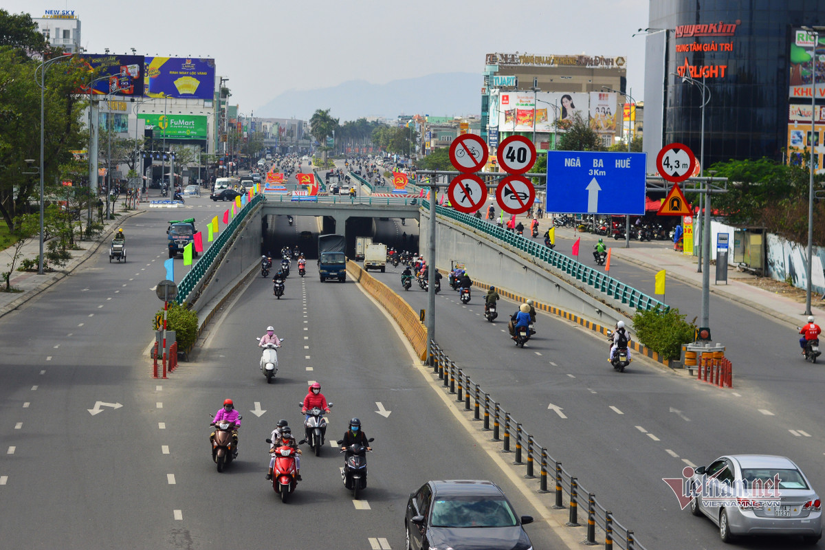 Duong pho Da Nang ruc ro co hoa chao mung Dai hoi Dang