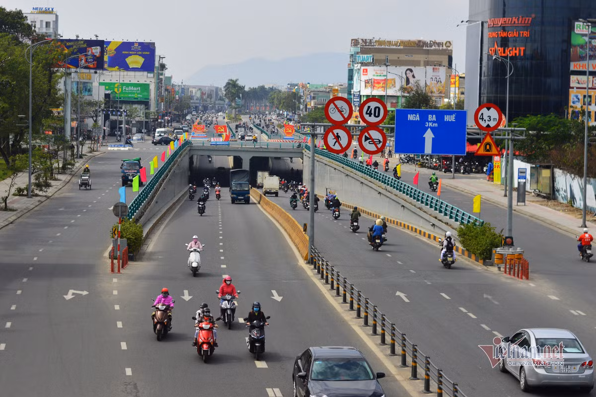 Duong pho Da Nang ruc ro co hoa chao mung Dai hoi Dang