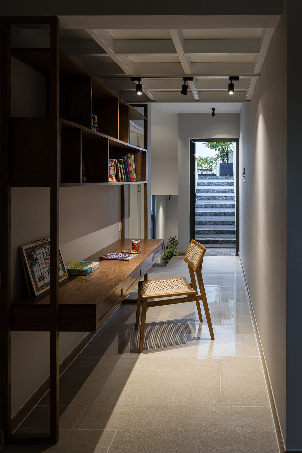 Nội thất được sử dụng phần lớn là gỗ tự nhiên mang phong cách Tropical có hòa lẫn đôi chút Indochine. Trong khi đó, ở phòng ngủ khác, tông xanh sáng chủ đạo mang lại nét trẻ trung tươi mới phù hợp với chủ nhà là đôi vợ chồng trẻ. Không gian ngủ và vui chơi của các con được thiết kế với gam màu tươi sáng, tràn ngập ánh sáng tự nhiên. Với kết cấu lệch tầng, mỗi sàn là một phòng riêng ngoài việc đảm bảo lưu thông nắng gió trong ngôi nhà, còn tạo sự riêng tư cho chủ nhân của mỗi căn phòng.