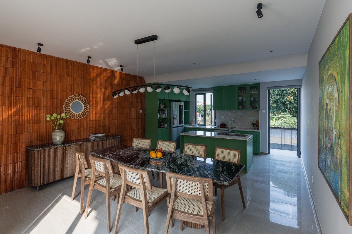 Gian bếp kết hợp phòng ăn là nơi mọi người có thể trải nghiệm bữa ăn, vừa có thể giao lưu gắn kết mọi người trong gia đình.