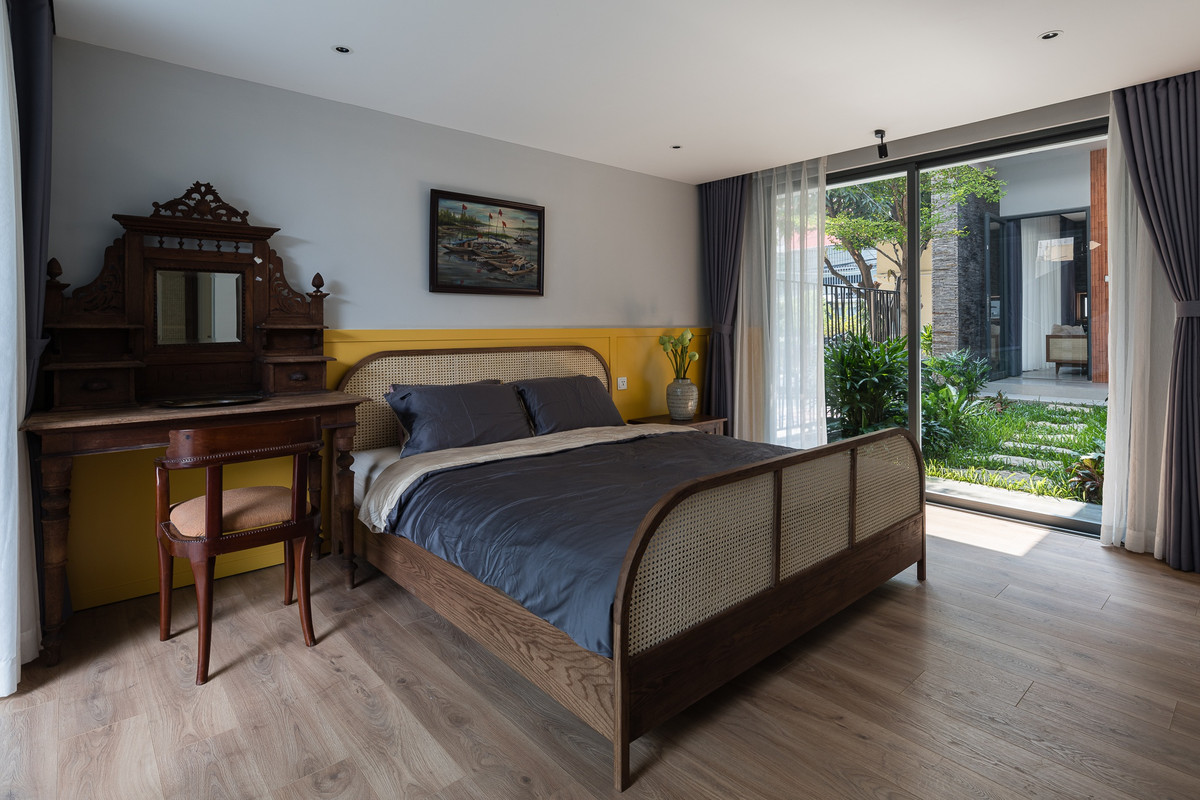 Người lớn tuổi thường khó ngủ vì vậy khu vườn này cũng được thiết kế để đảm bảo sự yên tĩnh giữa nơi thường tập trung tiếng ồn là phòng khách với phòng bố mẹ.