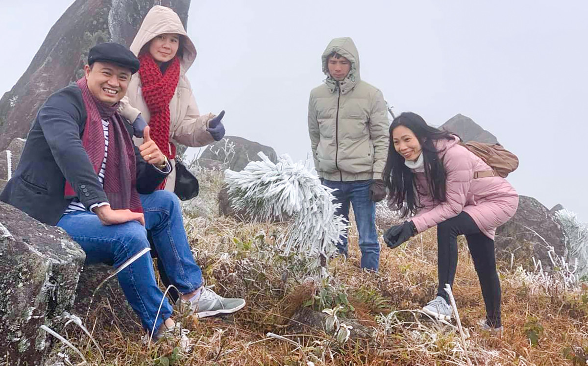 Anh Trần Đăng An (giám đốc một công ty du lịch tại Quảng Ninh) cho biết đơn vị nhận được nhiều tour đưa khách lên thăm đường biên giới thuộc các huyện Bình Liêu và Hải Hà. Tuy thời tiết khắc nghiệt, du khách rất háo hức vì đây là lần đầu họ được nhìn thấy băng tuyết.