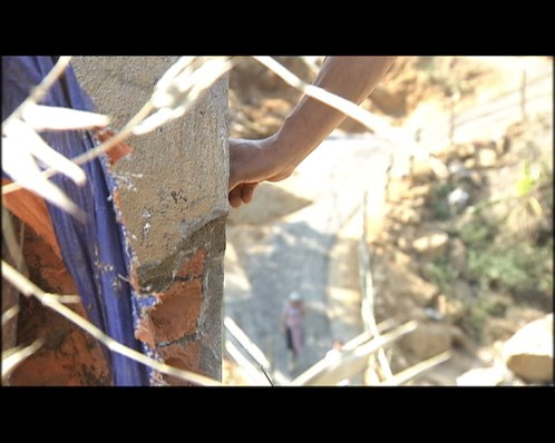 Một số người dân địa phương cho rằng trụ cầu được xây bằng gạch nung.