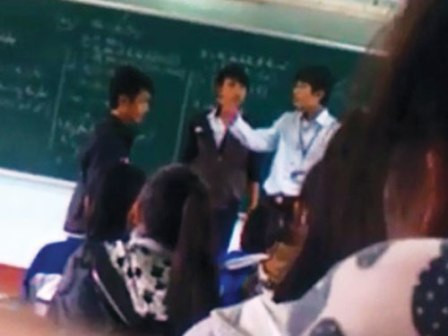 Một cảnh trong clip thầy trò hỗn chiến trên bục giảng tại trường THPT Nguyễn Huệ (Tây Sơn - Bình Định).