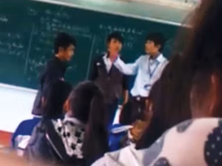 Một cảnh trong clip thầy trò hỗn chiến trên bục giảng tại trường THPT Nguyễn Huệ (Tây Sơn - Bình Định).