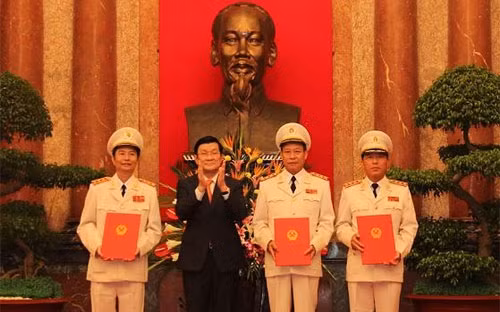 Chủ tịch nước Trương Tấn Sang trao quyết định thăng cấp bậc hàm Thượng tướng công an cho 3 Thứ trưởng Bộ Công an ngày 22/7/2013.