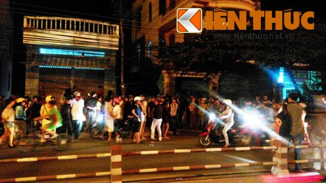 Người dân hiếu kỳ vây quanh nhà cô giáo An - hung thủ trong vụ án đâm chết học trò cũ