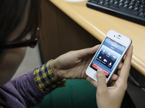  6. Viettel liên tục làm phiền khách hàng. Tuần qua, nhiều chủ thuê bao di động của Viettel cảm thấy khó chịu, bức xúc khi thường xuyên bị các đầu số của nhà mạng này nháy máy, gọi tới làm phiền (nhất là hai đầu số 1221 và 1060). Nhiều người dân phản ánh, sau khi gọi lại hai đầu số 1221 và 1060 bị trừ phí rất nhiều, nhưng thực tế tài khoản bị trừ không quá cao. Ngược lại, phía tổng đài lại thay thế thông tin khác vào các thông tin đã hướng dẫn khách hàng ban đầu.