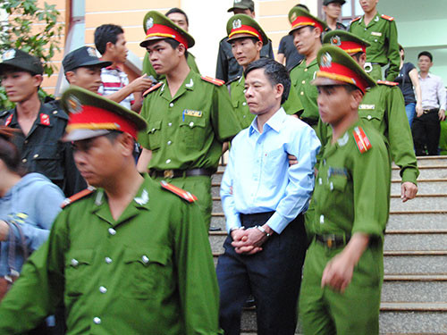 HĐXX cho rằng, hành vi phạm tội của ông Hùng và các bị cáo gây thiệt hại đặc biệt nghiêm trọng, làm rối loạn hoạt động tín dụng tiền tệ, gây mất lòng tin của nhân dân vào chính sách cho vay ưu đãi, dư luận không tốt đối với công tác đấu tranh phòng chống tham nhũng Nhà nước. HĐXX xác định cáo trạng buộc tội các bị cáo của VKSND Đắk Nông là đúng người, đúng tội, thể hiện tính nghiêm minh của pháp luật.