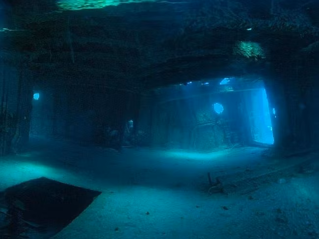 “Tam giác quỷ” tọa lạc ở phía tây Đại Tây Dương. Với hơn 300 xác tàu lưu lạc ngoài khơi bờ biển, Bermuda trở thành khu bảo tồn xác tàu ở đại dương lớn thứ hai thế giới. Ảnh: Bermuda Dive Association.