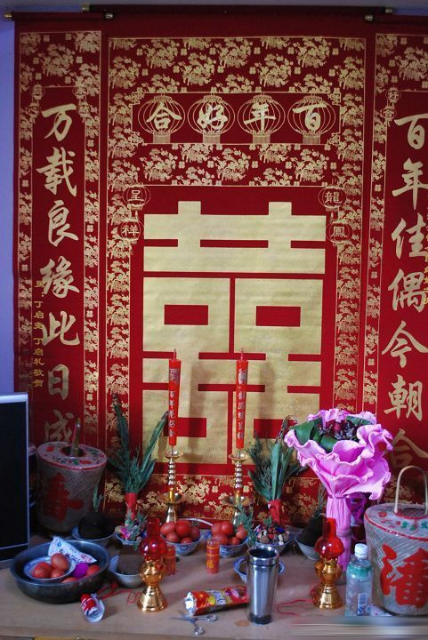 Phòng tân hôn của hoàng hậu và hoàng đế sang trọng hơn phòng tân hôn của dân thường. Đỏ là màu chủ đạo trong phòng. Người ta dán chữ Song Hỷ vàng và đôi câu đối chúc mừng hạnh phúc, treo "Màn chữ Bách" và bày "Chăn chữ Bách" trên giường (là tấm màn và chăn thêu hàng trăm hình trẻ con vui đùa). Rèm thêu hình đôi long phượng song hỷ, thể hiện hy vọng "đông con đông cháu, hiện diện ở đầu giường".