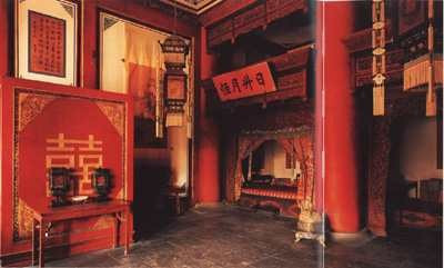 Hoàng hậu hoặc các phi tần ở lại cung hoàng đế trong ba ngày sau đám cưới. Sau ba ngày này, có thể nhiều cung phi không bao giờ gặp lại hoàng đế nữa. Nghi lễ đón hoàng hậu vào cung diễn ra rất long trọng và cầu kỳ. Cô dâu ngồi kiệu qua các cổng Thiên An Môn, Ngọ Môn để vào hậu cung, trong khi các cung phi khác chỉ được vào cung từ cổng sau của Tử Cấm Thành, tức Thần Vũ Môn.