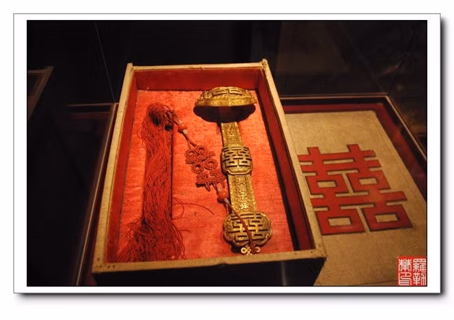 Một bảo bối Như ý với chữ Song Hỷ trong đám cưới. Như Ý là một món đồ trang sức của phụ nữ mà các phi tần rất yêu thích, với hy vọng gặp may mắn và hạnh phúc. Thời nhà Thanh, Đại hôn lễ của của Hoàng đế Đồng Trị năm 1872 "ngốn" của ngân khố 11 triệu lượng bạc. Đám cưới của Quang Tự diễn ra vào năm 1889, khi đời sống khó khăn hơn, nhưng cũng tiêu tốn 5,5 triệu lượng.