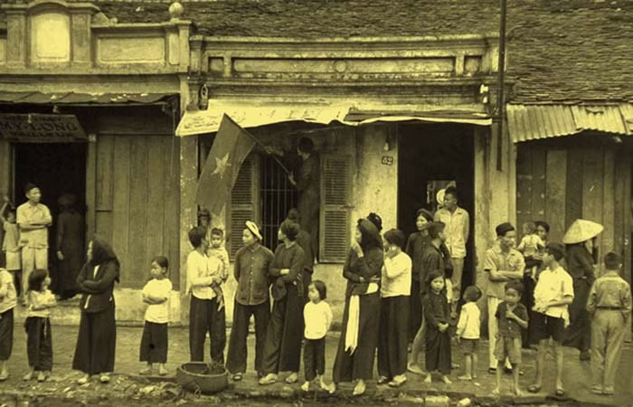 Sau 9 năm sống dưới ách thống trị của thực dân Pháp, hai mươi vạn nhân dân thủ đô náo nức treo cờ đỏ sao vàng, đổ ra đường chờ đón bộ đội.