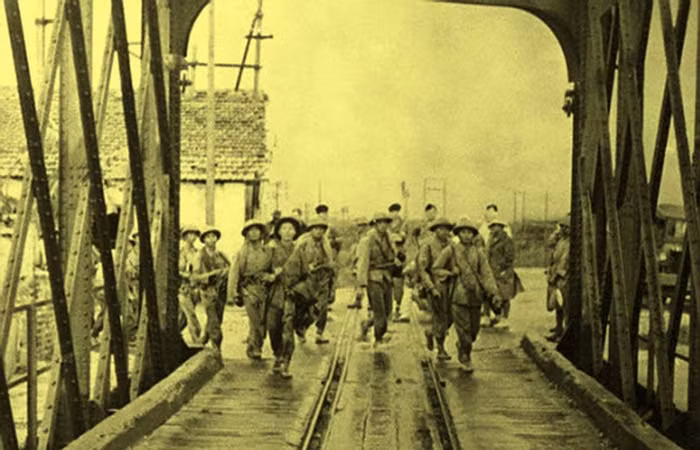 Sáng 8/10/1954, các đơn vị quân đội nhân dân Việt Nam gồm cả bộ binh, pháo binh, cao xạ, cơ giới..., chia làm nhiều cánh lớn đã mở cuộc hành quân lịch sử tiến vào Hà Nội. Trong ảnh là bộ đội hành quân đến cầu Đuống, cửa ngõ phía đông của thủ đô.