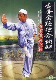 Một lão võ sư biểu diễn Tra quyền.