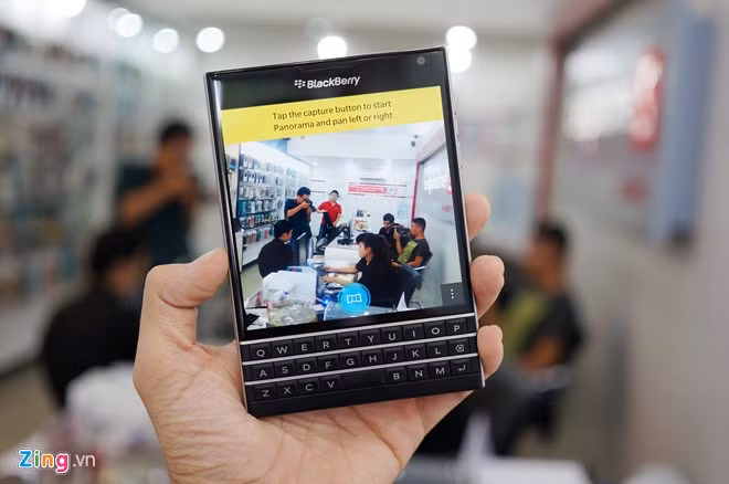 Model này cũng có thể quay video 4K. Khi chụp ảnh, người dùng phải tập quen với khung hình vuông như trên Instagram.