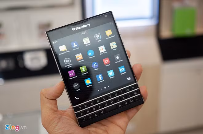 Ấn tượng đầu tiên mà BlackBerry Passport mang đến là thiết kế lạ mắt với nhiều góc cạnh, màn hình vuông và mặt lưng giống như túi áo vest.