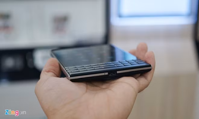 Máy có độ dày vừa phải.