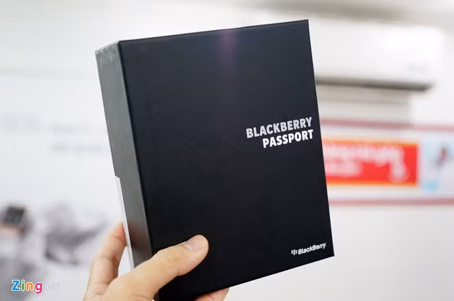 Đây là chiếc BlackBerry Passport xách tay đầu tiên về Việt Nam, ngay trong ngày hãng điện thoại Canada tổ chức họp báo ra mắt sản phẩm này ở Hà Nội.