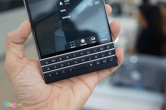 BlackBerry đã trang bị cho Passport một bàn phím QWERTY ngay dưới màn hình vuông. Đây là bàn phím hybrid, có thể cảm ứng ngay trên bề mặt phím.