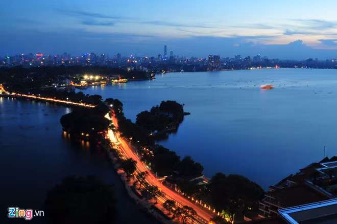 Đường tình yêu trước và sau khi mặt trời lặn một ngày mùa thu.