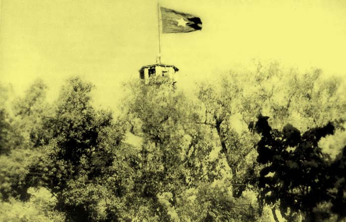 Cờ đỏ sao vàng phấp phới tung bay trên đỉnh cột cờ cổ kính khẳng định chủ quyền, độc lập dân tộc của Việt Nam.