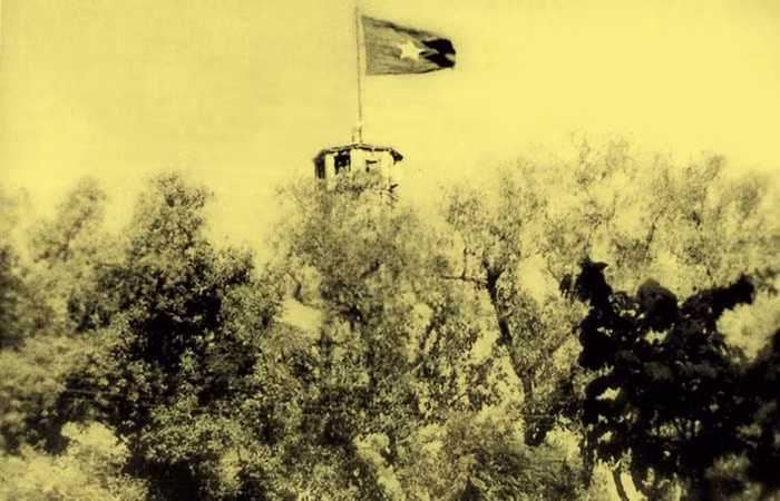 Cờ đỏ sao vàng phấp phới tung bay trên đỉnh cột cờ cổ kính khẳng định chủ quyền, độc lập dân tộc của Việt Nam.